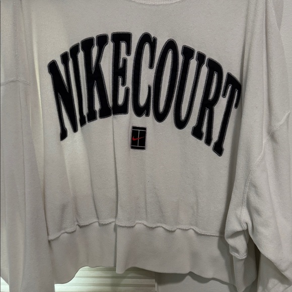 Nike white women's NIKECOURT crewneck sweatshirt with black logo - Picture 2 of 2